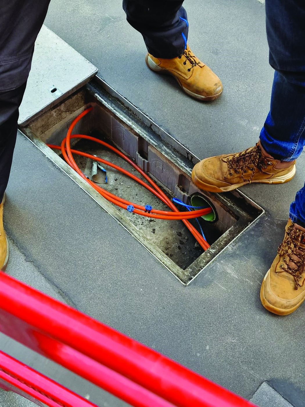 Open street chamber showing tagged fiber conduit